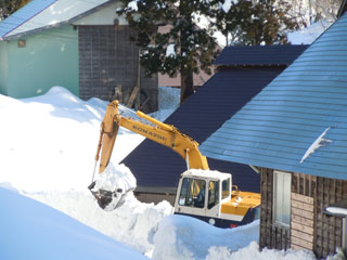 雪を掘る重機